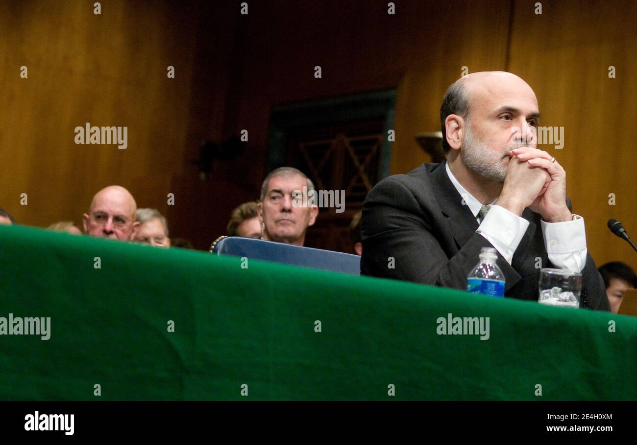 Der Vorsitzende der US-Notenbank, Ben Bernanke, bezeugte während einer Anhörung über seine Ernennung zum Vorsitzenden des Gouverneursrates des Federal Reserve Systems am 3. Dezember 2009 auf dem Capitol Hill in Washington DC, USA. Foto von Kris Connor/ABACAPRESS.COM Stockfoto