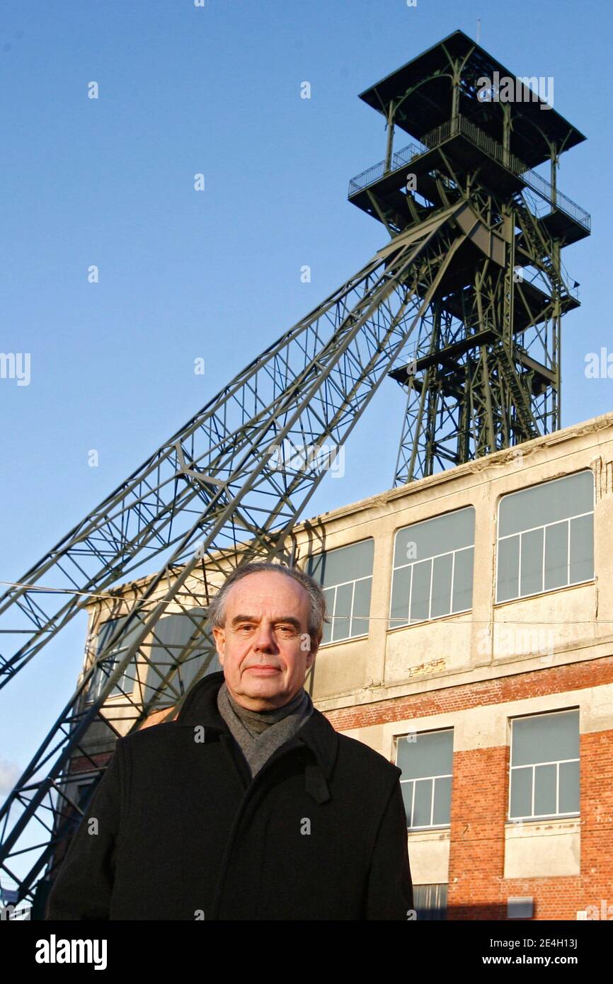 Der französische Kulturminister Frederic Mitterrand besucht am 4. Dezember 2009 die Räumlichkeiten des Vereins "Kulturkommune", der sich in einer alten Mine in Loos-en-Gohelle, Nordfrankreich, befindet. Foto von Mikael Libert/ABACAPRESS.COM Stockfoto