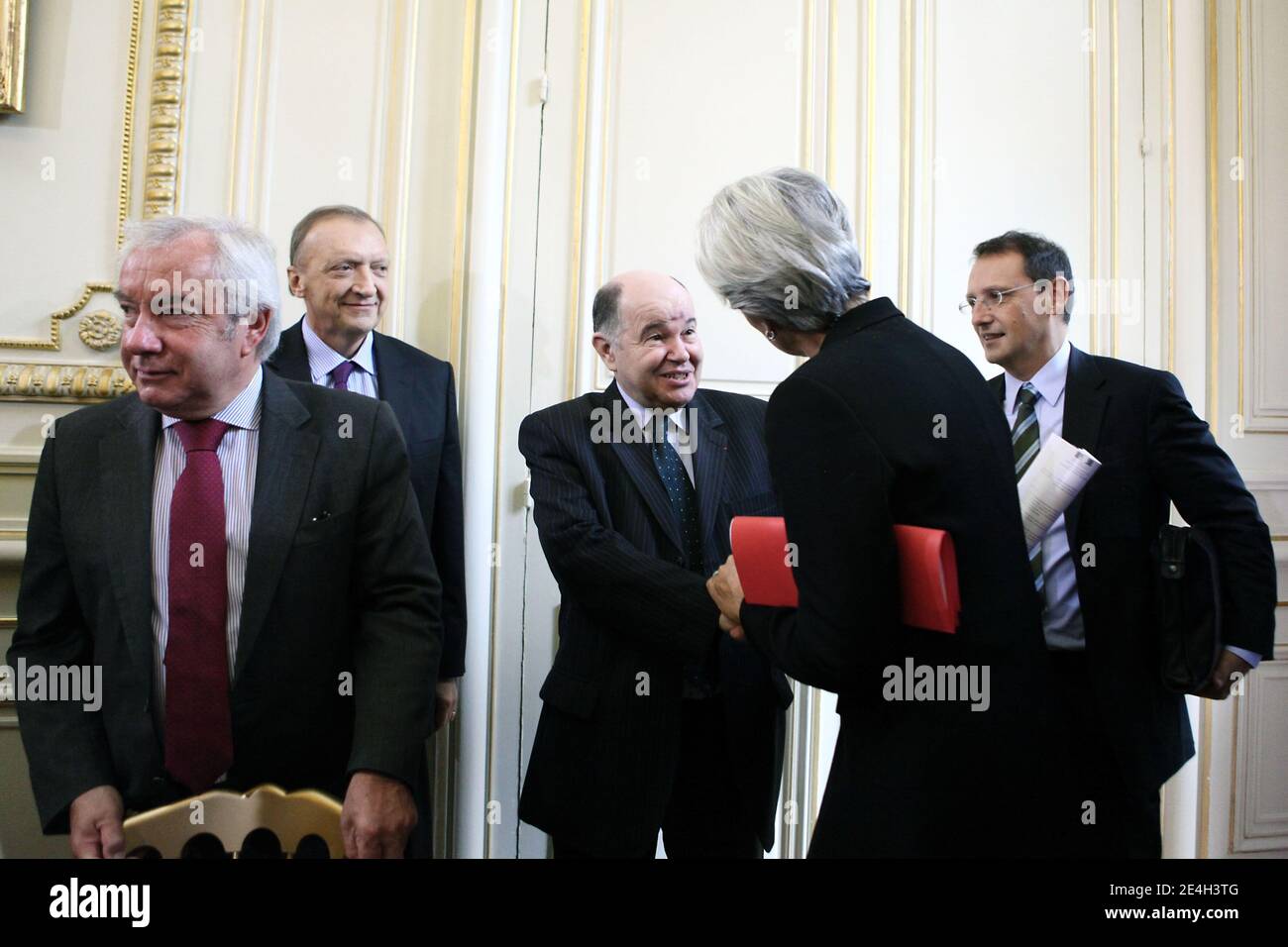 Die französische Ministerin für Wirtschaft, Finanzen und Beschäftigung Christine Lagarde spricht mit dem CEO der französischen Bank Credit Agricole, Georges Pauget, und den Subventionären der Bank Societe Generale, Jean-Francois Sammarelli und Caisse d Epargne und Banque Populaire, Alain Lemaire und Dexia Bank, Alain Lemaire im Innenministerium für die Unterzeichnung der Charta der Manieren zwischen Banken und Regionen mit einem Maß an Autonomie in Paris, Frankreich, am 5. Dezember 2009. Foto von Stephane Lemouton/ABACAPRESS.COM Stockfoto