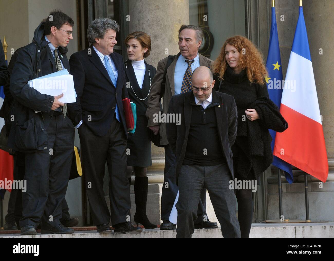 Der französische Umweltminister Jean-Louis Borloo der Junior-Umweltminister Chantal Jouanno und Vertreter französischer Nichtregierungsorganisationen, Alain Bougrain-Dubourg (LPO), Pascal Husting (Greenpeace), Serge Orru (WWF Frankreich), Jean Jouzel (GIEC), Sandrine Mathy (RAC) und Claude Bascompte (Les amis de la terre) verlassen am 10. Dezember den Elysee-Palast in Paris, Frankreich. 2009 nach einem Treffen mit dem französischen Präsidenten Nicolas Sarkozy zur Vorbereitung der COP15-Klimakonferenz in Kopenhagen. Foto von Giancarlo Gorassini/ABACAPRESS.COM Stockfoto