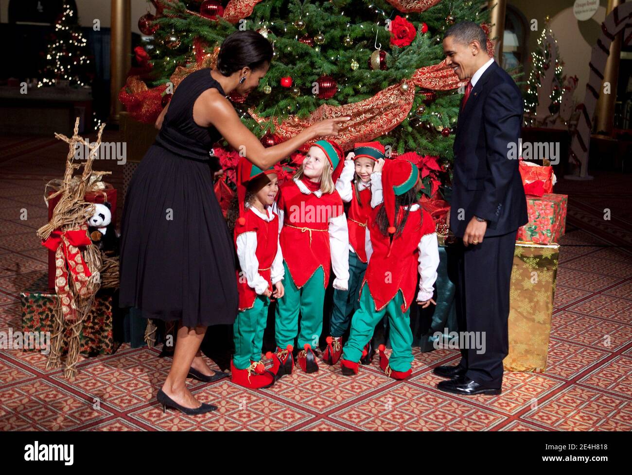 US-Präsident Barack Obama und First Lady Michelle Obama posieren mit elfenkleideten Kindern während der Feier "Weihnachten in Washington" in Washington DC, USA am Sonntag, 13. Dezember 2009. Foto von Joshua Roberts/ABACAPRESS.COM Stockfoto