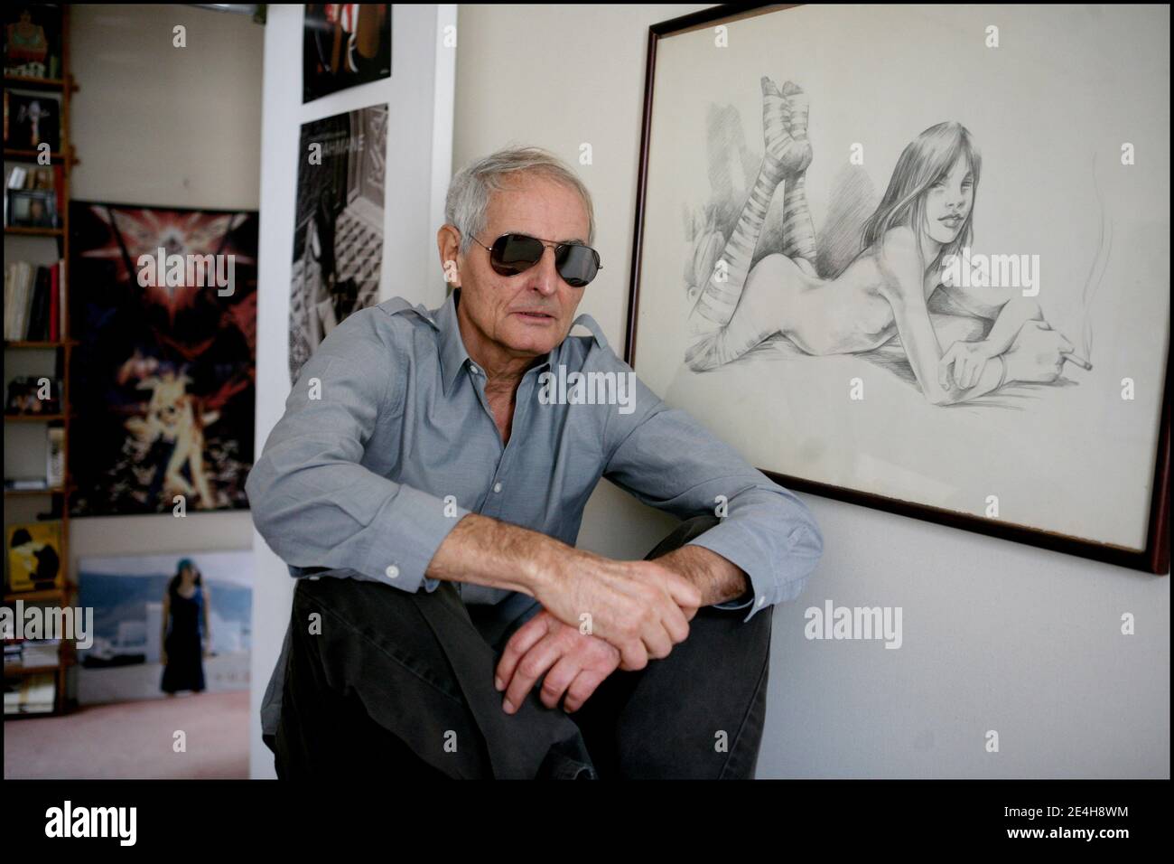 L' Ecrivain, scenariste, realisateur Roland Jaccard pose chez lui dans le VIIeme Arrondissement de Paris, France le 26 Novembre 2009. Roland Jaccard vient de publier un receuil de reflections intitule 'Sexe et sarcasmes' aux editions PUF. Foto Axelle de Russe/ABACAPRESS.COM Stockfoto