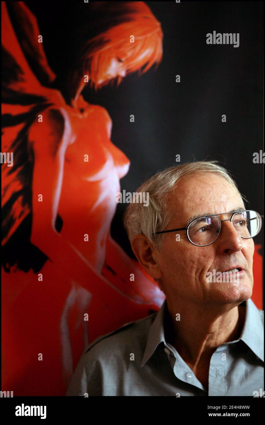 L' Ecrivain, scenariste, realisateur Roland Jaccard pose chez lui dans le VIIeme Arrondissement de Paris, France le 26 Novembre 2009. Roland Jaccard vient de publier un receuil de reflections intitule 'Sexe et sarcasmes' aux editions PUF. Foto Axelle de Russe/ABACAPRESS.COM Stockfoto