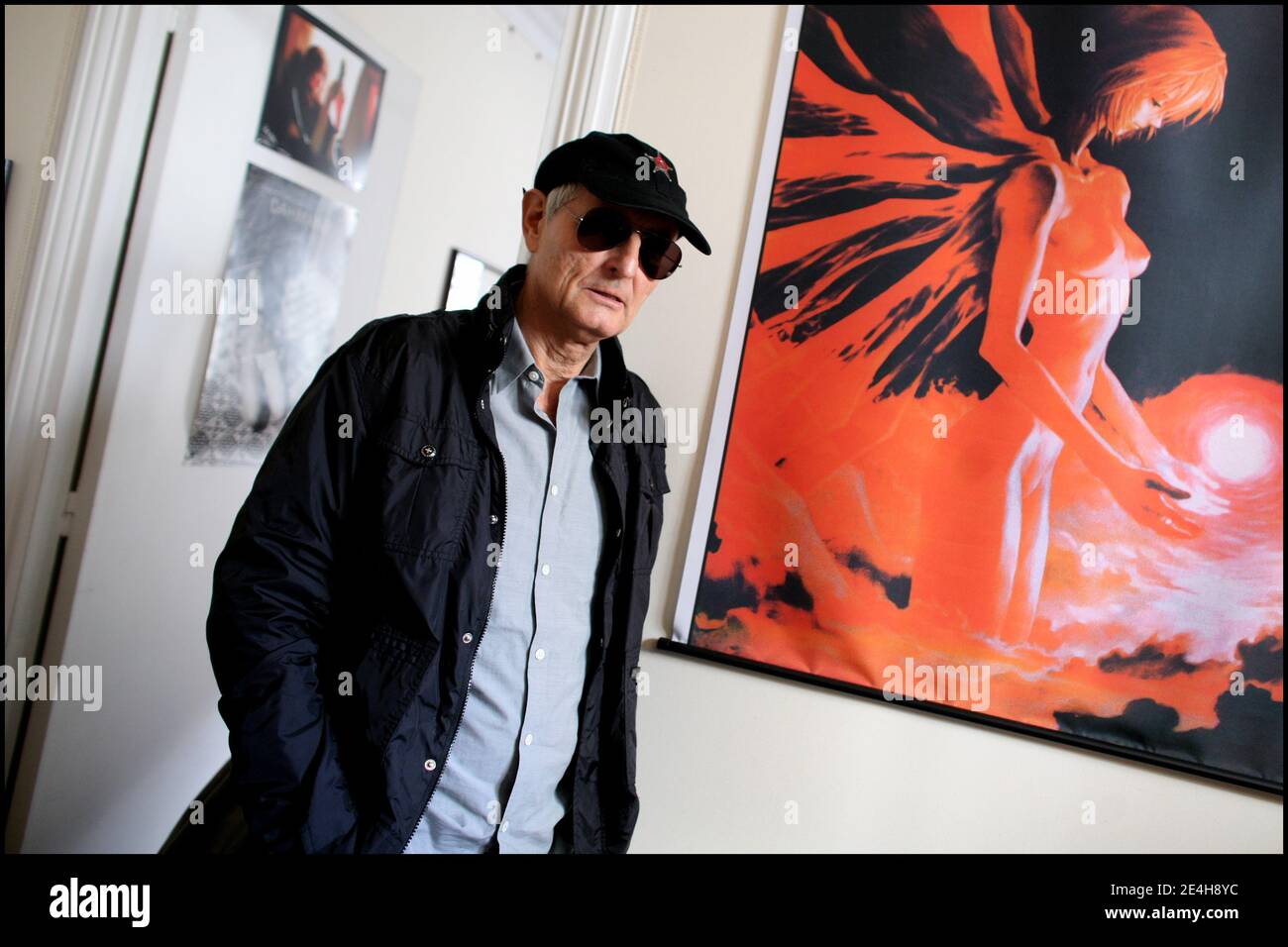 L' Ecrivain, scenariste, realisateur Roland Jaccard pose chez lui dans le VIIeme Arrondissement de Paris, France le 26 Novembre 2009. Roland Jaccard vient de publier un receuil de reflections intitule 'Sexe et sarcasmes' aux editions PUF. Foto Axelle de Russe/ABACAPRESS.COM Stockfoto