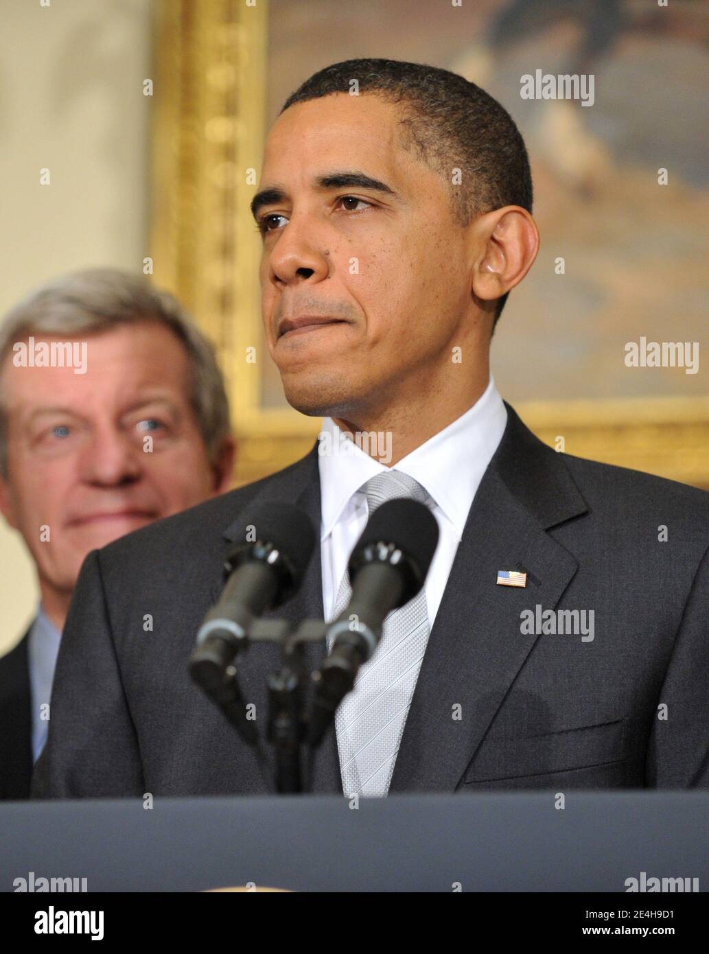 "Präsident Barack Obama gibt eine Erklärung vor der Presse im Roosevelt Room ab, nachdem er am Dienstag, den 15. Dezember 2009, Mitglieder des demokratischen Senats zur Gesundheitsreform im Eisenhower Executive Office Building (EEOB) in Washginton DC, USA, trifft. Von links sieht man US-Senator Max Baucus (D; MT) Foto von Ron Sachs/ABACAPRESS.COM' Stockfoto