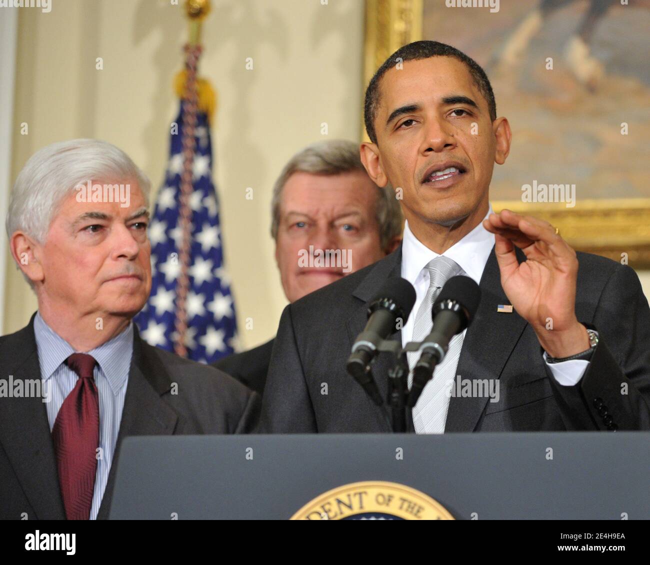 "Präsident Barack Obama gibt eine Erklärung vor der Presse im Roosevelt Room ab, nachdem er am Dienstag, den 15. Dezember 2009, Mitglieder des demokratischen Senats zur Gesundheitsreform im Eisenhower Executive Office Building (EEOB) in Washginton DC, USA, trifft. Von links sehen Sie US-Senator Christopher Dodd (D;CT) und US-Senator Max Baucus (D; MT) Foto von Ron Sachs/ABACAPRESS.COM' Stockfoto