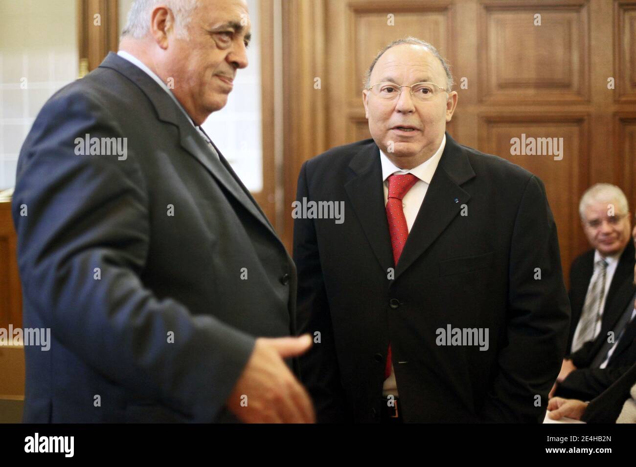 Le President de la Cour des Comptes, Philippe Seguin et le recteur de la Mosquee de Paris, Dalil Boubakeur lors de la ceremonie de remise des prix des Managers 2009 organizee par le Journal Le Nouvel Economiste a la Cour des Comptes a Paris, Frankreich, 17. Dezember 2009. Foto von Stephane Lemouton/ABACAPRESS.COM Stockfoto