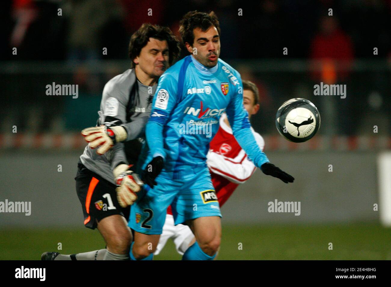 Lens Torhüter Vedran Runje und Marco Ramos beim französischen Fußballspiel der ersten Liga zwischen dem FC Valenciennes (VAFC) und dem Racing Club de Lens (RCL) am 19. dezember 2009 im Nungesser-Stadion in Valenciennes, Nordfrankreich. Foto von Mikael Libert/ABACAPRESS.COM Stockfoto