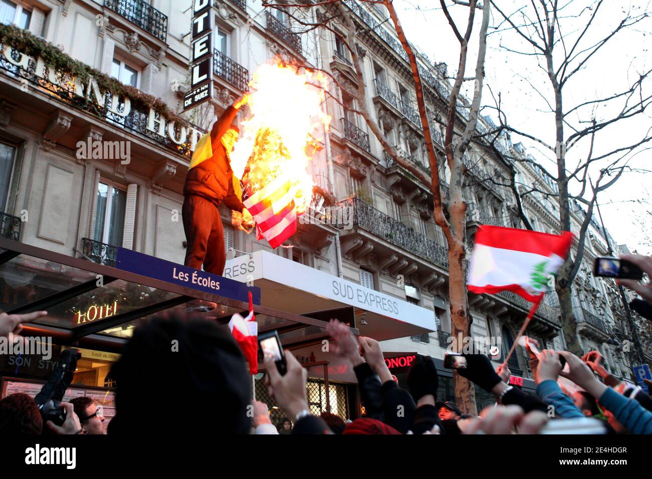 Ein junger Protestler brennt eine amerikanische Flagge während einer Demonstration, die vom "Movement of Support for Palestinian People's Resistance" (MSRPP) initiiert wurde, um den ersten Jahrestag der israelischen Offensive im Gazastreifen zu begehen und am 27. Dezember 2009 in Paris zu sagen: "Gaza, wir vergessen nicht". Foto von Stephane Lemouton/ABACAPRESS.COM Stockfoto