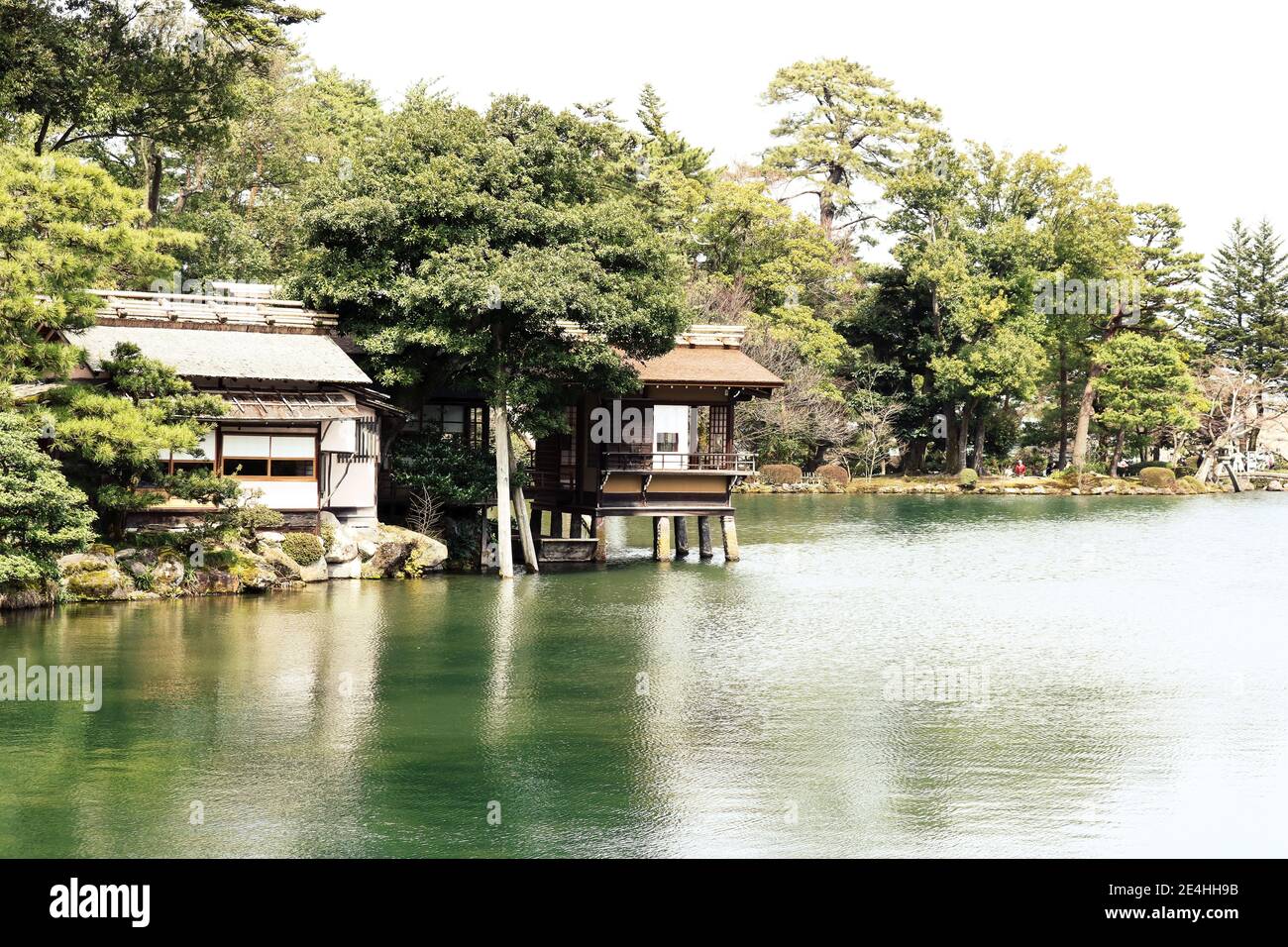 Ruhige Landschaft eines traditionellen japanischen Gebäudes an einem See im Kenroku-en Garden Park, Kanazawa, Japan Stockfoto