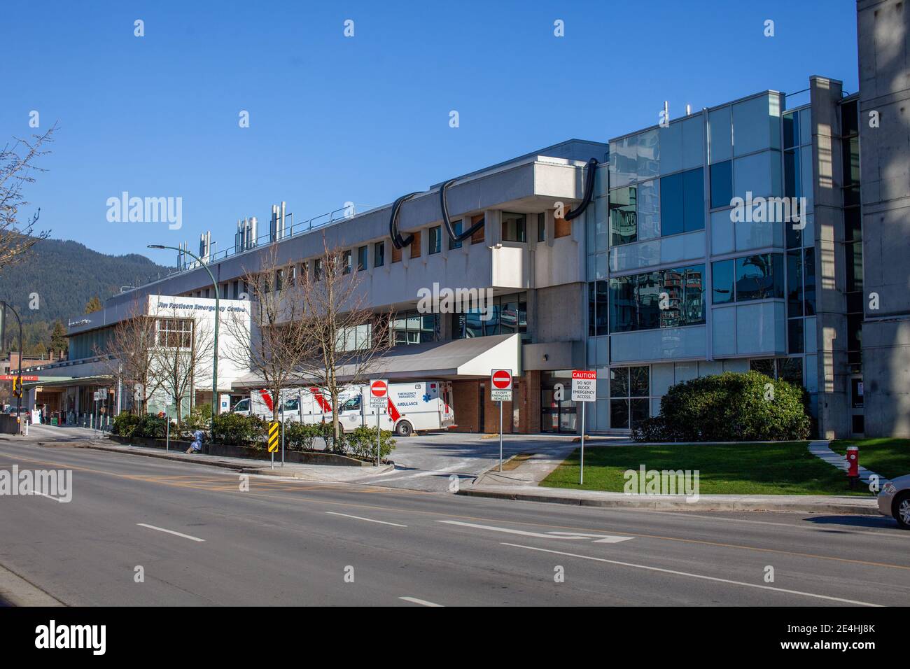 North Vancouver, British-Columbia, Kanada - 01-23-2021: Die Lions Gate Hospital Notversorgung Eingang, mit Krankenwagen vor geparkt Stockfoto