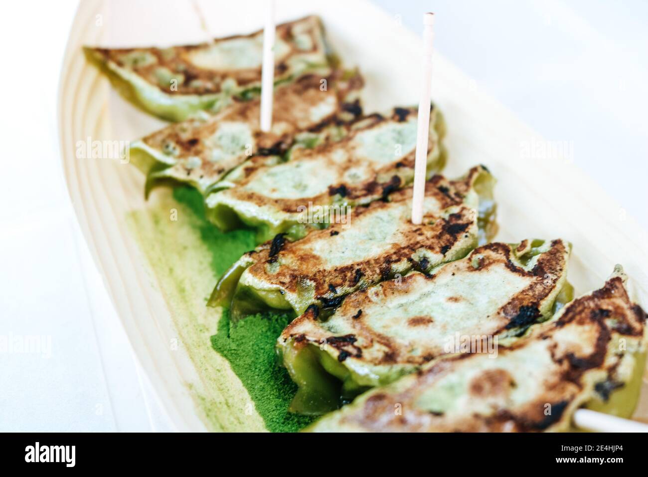 Nahaufnahme von grünem Matcha-Tee Gyoza bei Uji verkauft In Japan Stockfoto