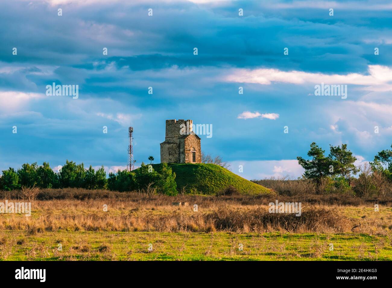 Schöne Aussicht auf alte mittelalterliche Kirche St. Nikolaus, Sveti Nikola, Nin Stadt, Kroatien. Stockfoto