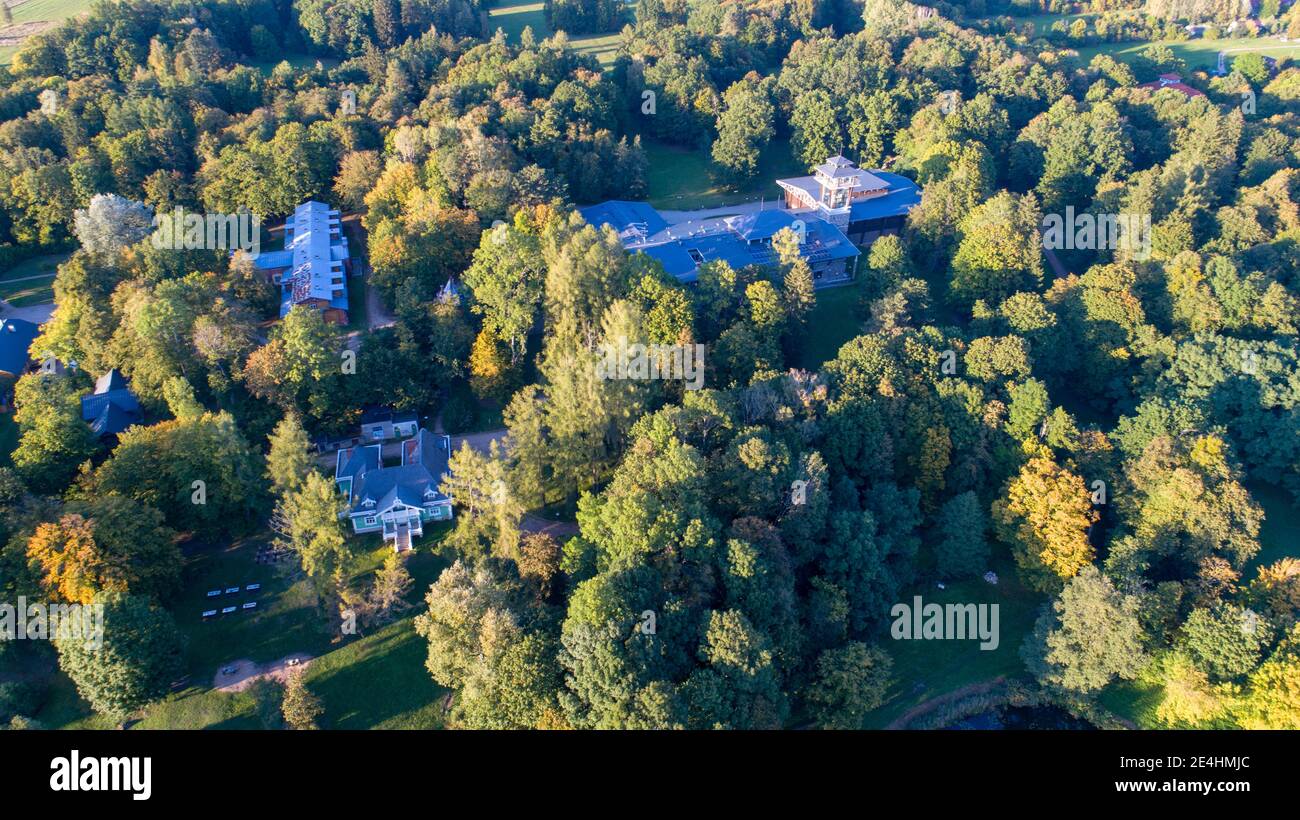 Luftdrohnenaufnahme des Hauptquartiers des Nationalparks Bialowieza in Bialowieza, Polen Stockfoto