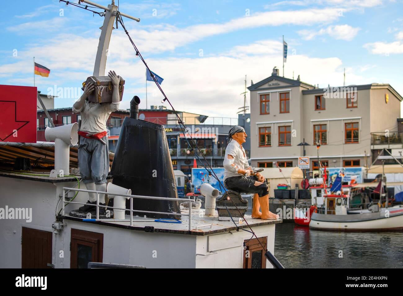 Zwei Piraten Figuren auf dem Deck eines touristischen Boot im Alten Strom Kanal in die Ostsee Hafenstadt Warnemünde, Deutschland. Stockfoto