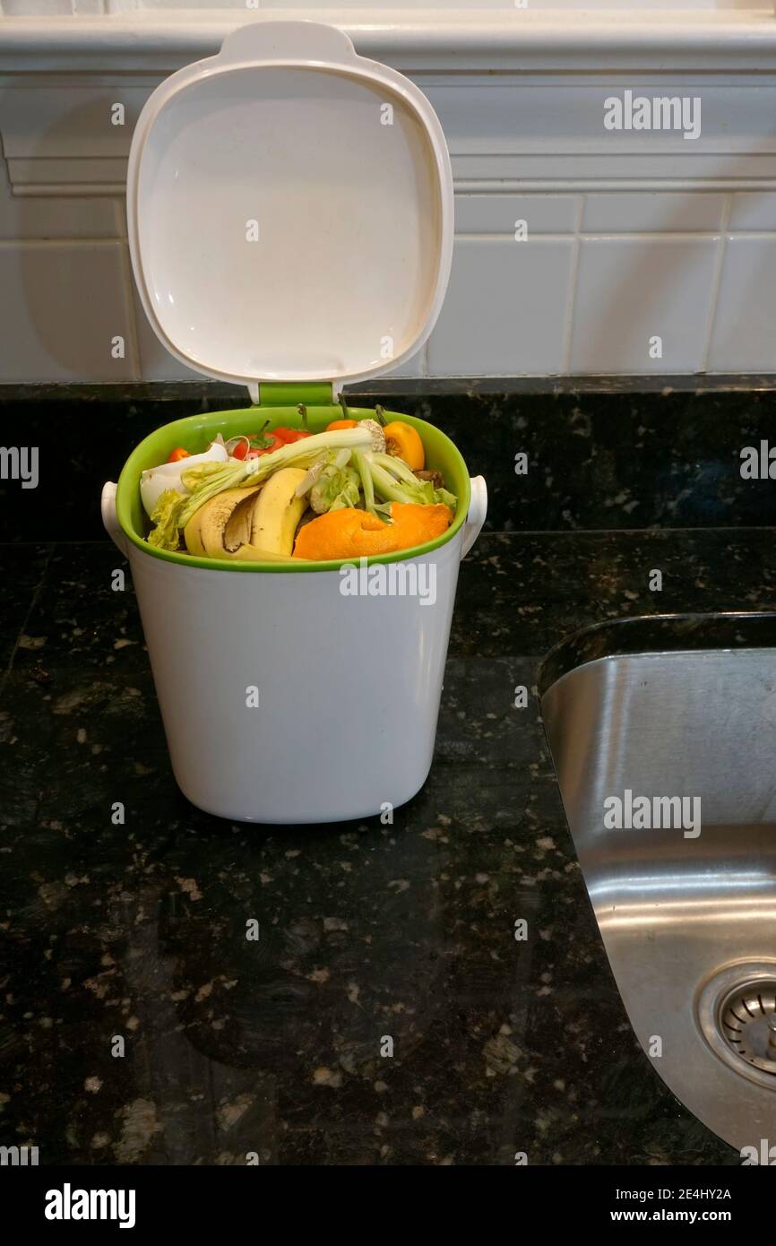 Behälter für Lebensmittelabfälle auf der Küchentheke für gesammelt Kompostierung Stockfoto