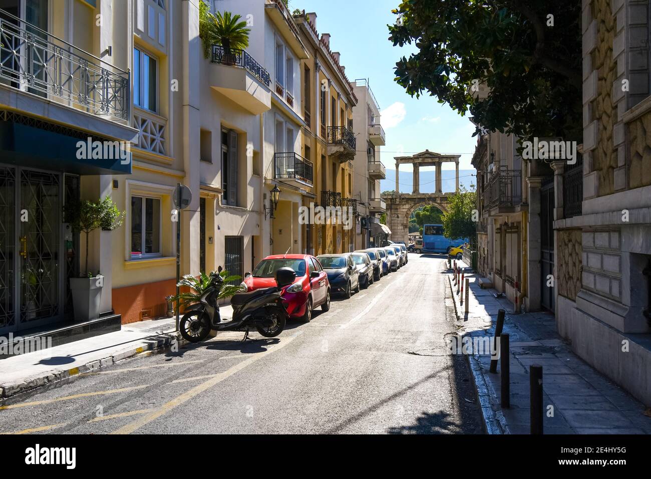 Blick von einer ruhigen Straße, da der Verkehr fließt durch den Bogen des Hadrian, in Griechisch als das Hadrianstor in der historischen Altstadt von Athen, Griechenland Stockfoto