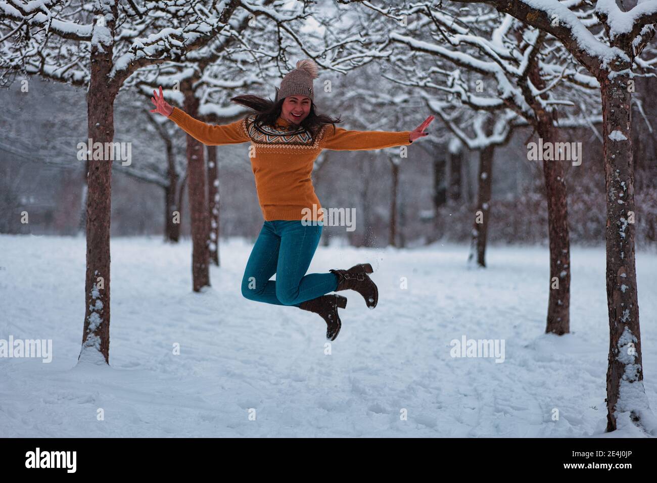 Die Winterfreude der Frau Stockfoto