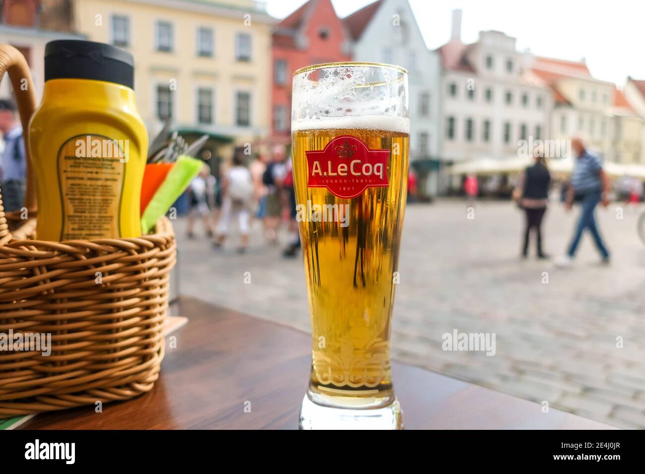 Tagesansicht eines Pint-Glases des estnischen Bieres A le Coq in einem Café im Freien auf dem Altstädter Ring von Tallinn Estland. Stockfoto