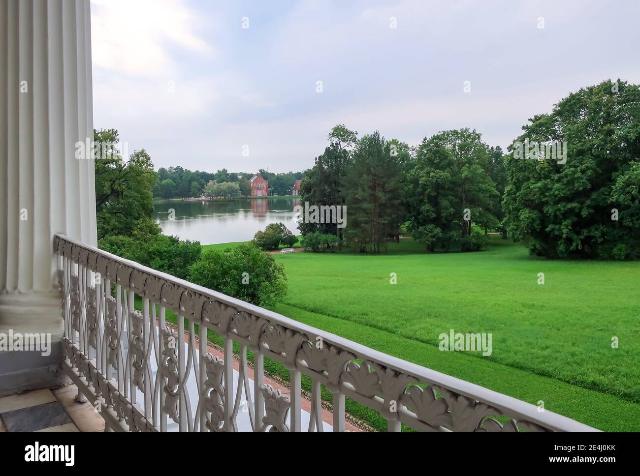 Blick von der Cameron Gallery auf den Teich im Catherine Park und Gärten in der Stadt Tsarskoye Selo, Puschkin, am Catherine Palace. Stockfoto