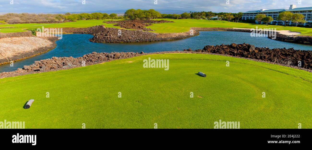 Der Golfplatz liegt an der Waiulia Bay im Hilton Waikoloa Village, Waikoloa, Hawaii, USA Stockfoto