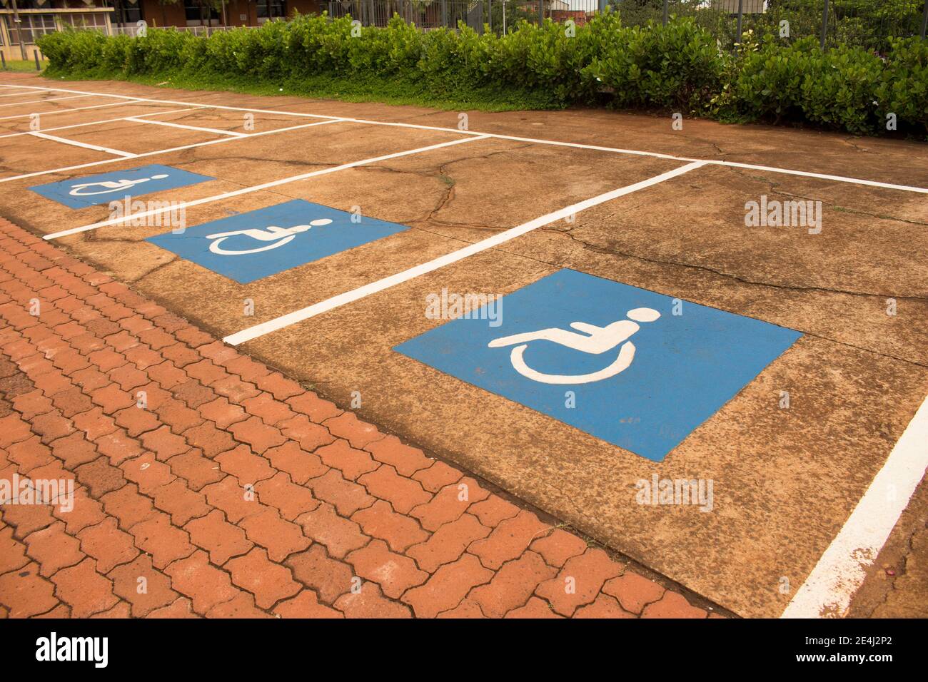 Jau / Sao Paulo / Brasilien - 02 21 2020: Behindertenparkplätze auf Beton. Mehrere blaue und weiße Schilder auf dem Boden gemalt Stockfoto