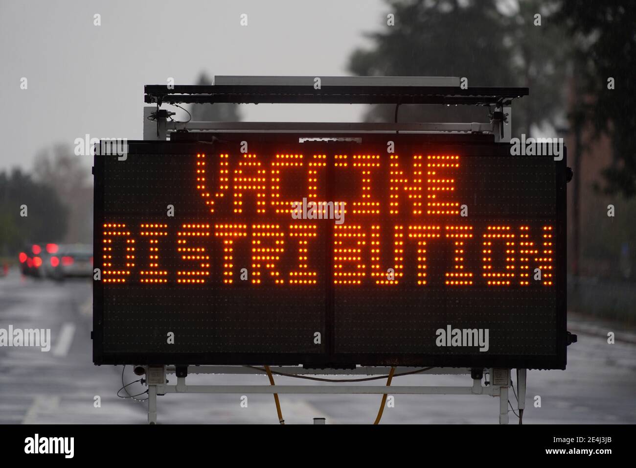 Ein Schild mit der Bezeichnung „Impfstoffverteilung“ am Eingang zu einer massenhaften Impfstelle für das Coronavirus COVID-19 im Bundesstaat Northridge in Cal, Sa Stockfoto