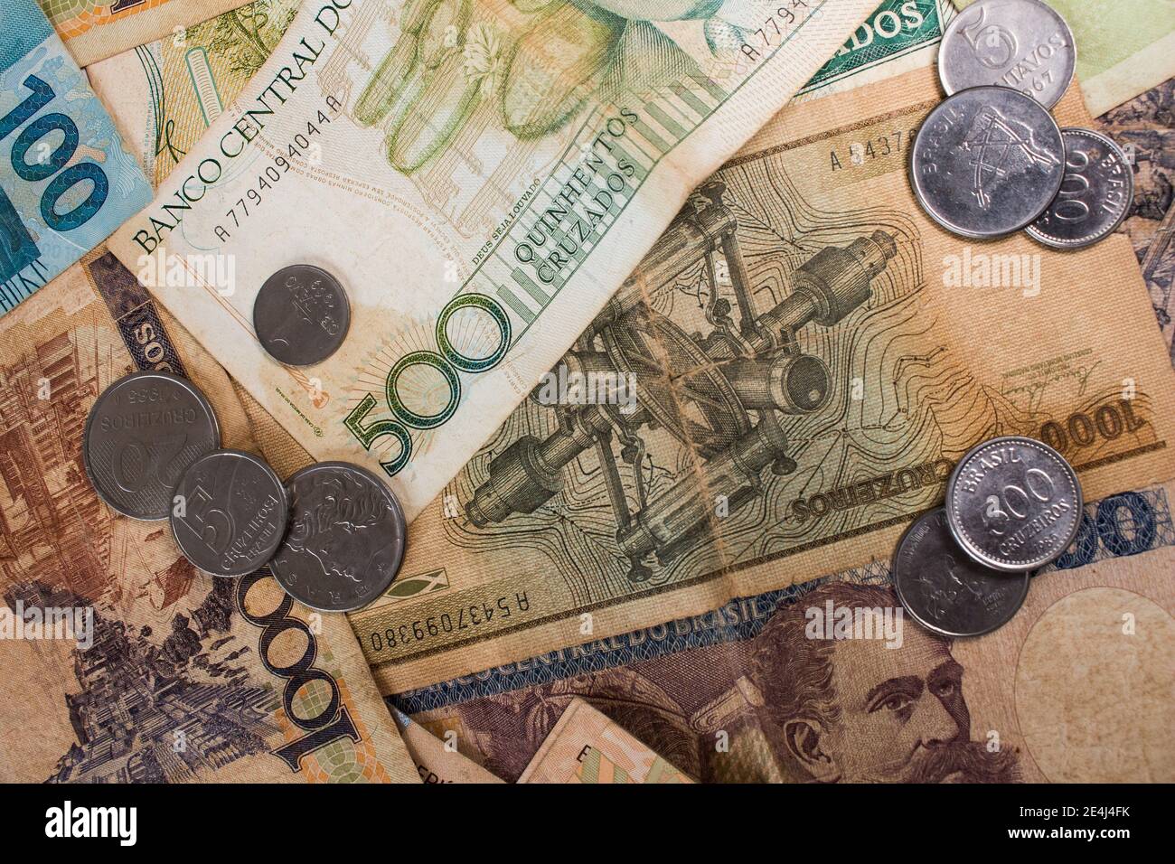 Ehemalige Währungen Brasiliens. Es gibt fünfhundert cruzados und tausend cruzeiros Noten und mehr. Es gibt auch einige Münzen Stockfoto