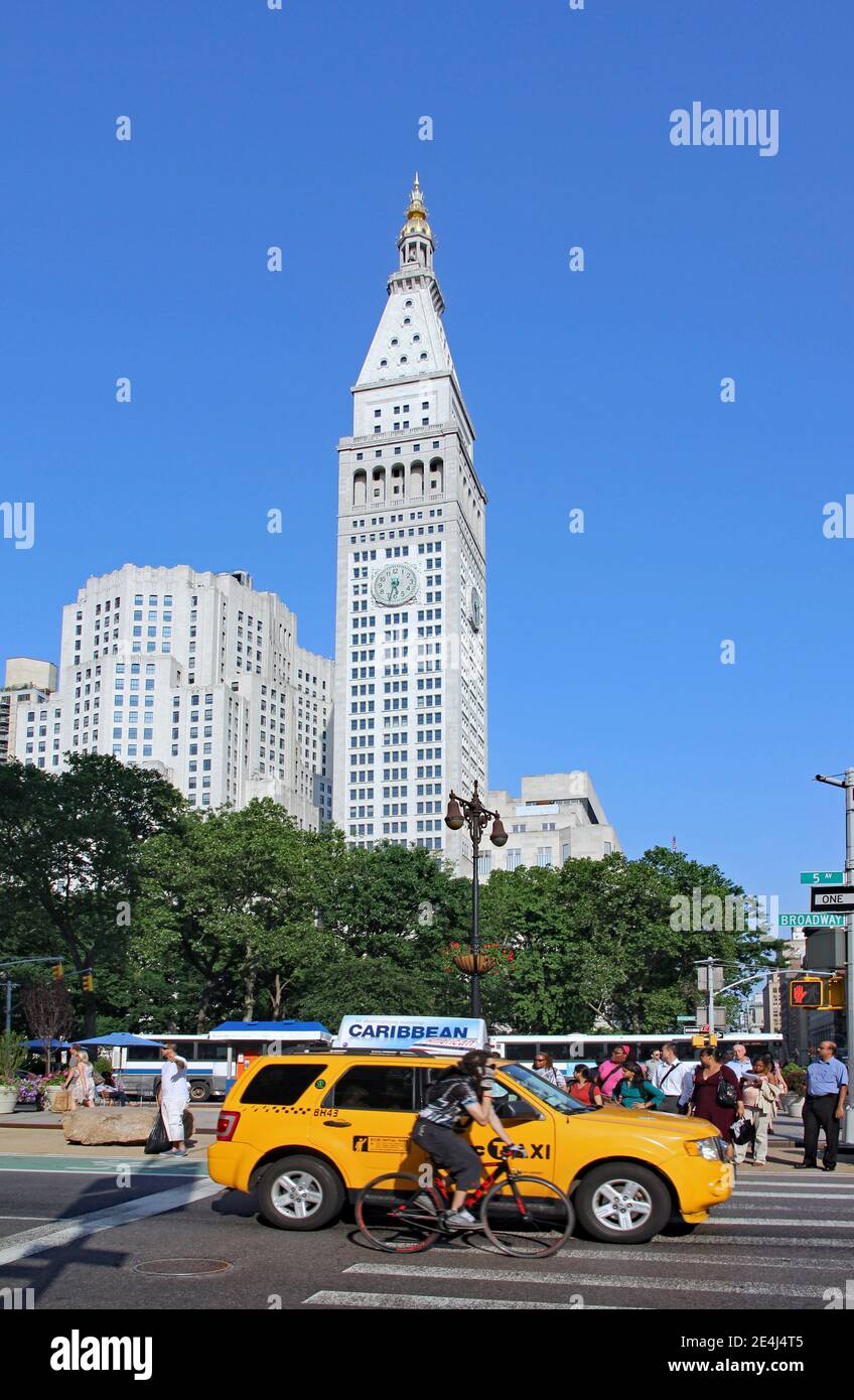 New York City, USA - 21. Juni 2011: Verkehr an der Kreuzung von 5th Avenue und Broadway, mit Madison Square Park und der historischen MetLife Uhr Stockfoto