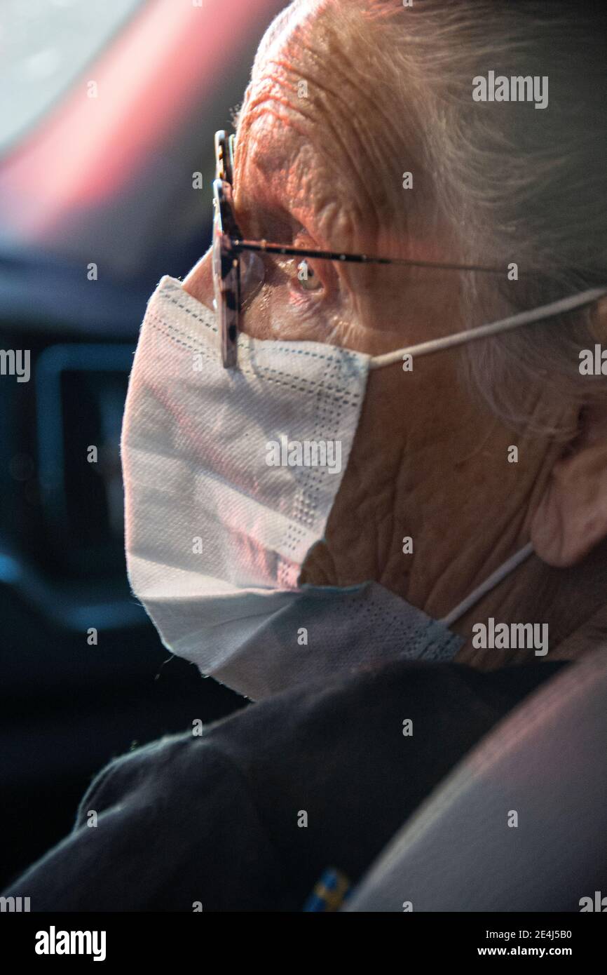 Eine 84-jährige Frau, Carmen Leon, auf dem Weg zum Dodger Stadium in LA. Kalifornien, USA, um ihren ersten COVID-Impfstoff zu erhalten. Stockfoto