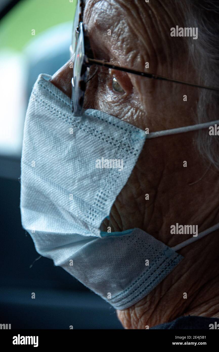 Eine 84-jährige Frau, Carmen Leon, auf dem Weg zum Dodger Stadium in LA. Kalifornien, USA, um ihren ersten COVID-Impfstoff zu erhalten. Stockfoto