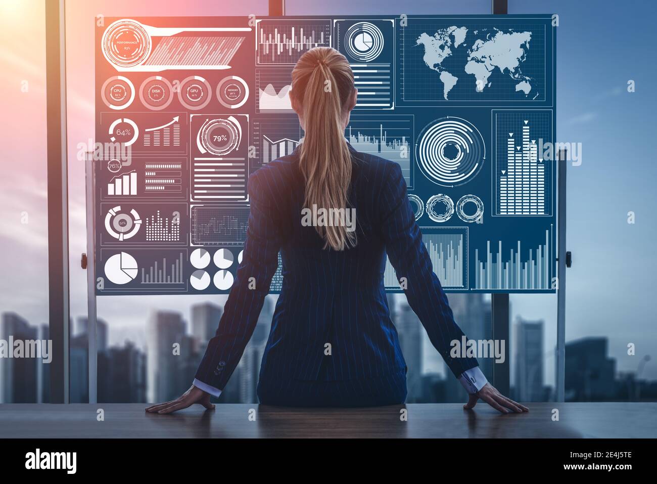 Big Data Technology for Business Finance Analytisches Konzept. Moderne grafische Schnittstelle zeigt massive Informationen von Geschäftsverkauf Bericht, Gewinn-Diagramm Stockfoto