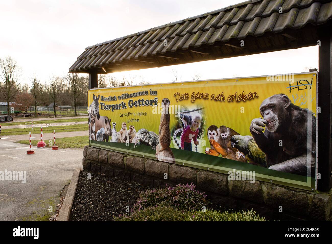 Gettorf, Deutschland. Januar 2021. Am Eingang zum Gettorf Zoo steht ein Begrüßungsschild. Seit dem 16. Dezember 2020 sind die Zoos in Schleswig-Holstein wieder geschlossen. Kredit: Frank Molter/dpa/Alamy Live Nachrichten Stockfoto