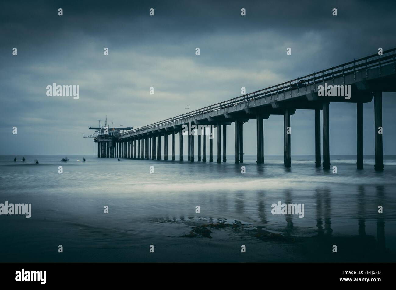 Surfer surfen neben Scripps Pier in La Jolla, lange Exposition Stockfoto