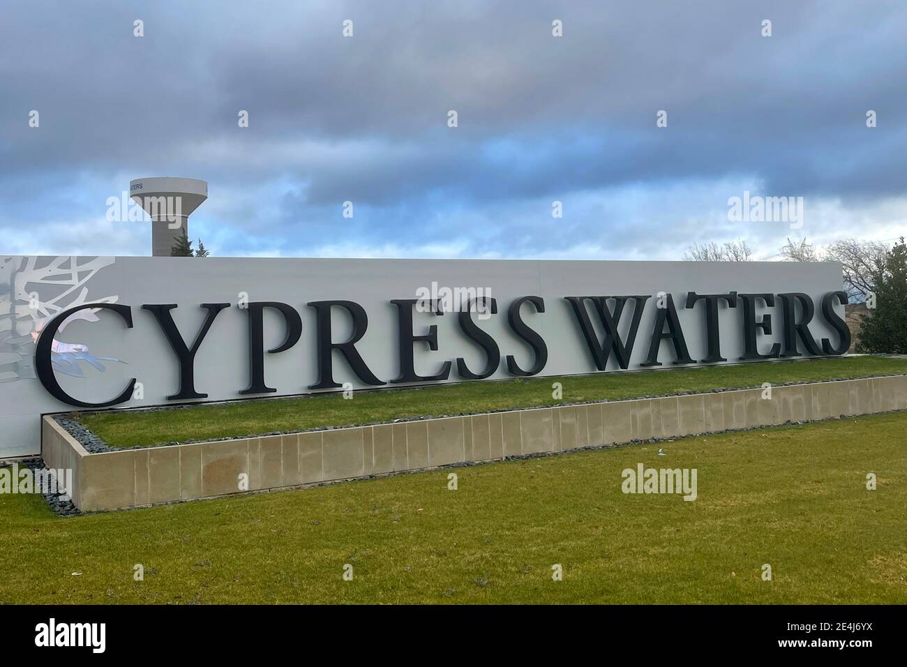 Ein Cypress Waters Mischgebrauchzeichen, Freitag, 1. Januar 2021, in Coppell, Tex, Stockfoto