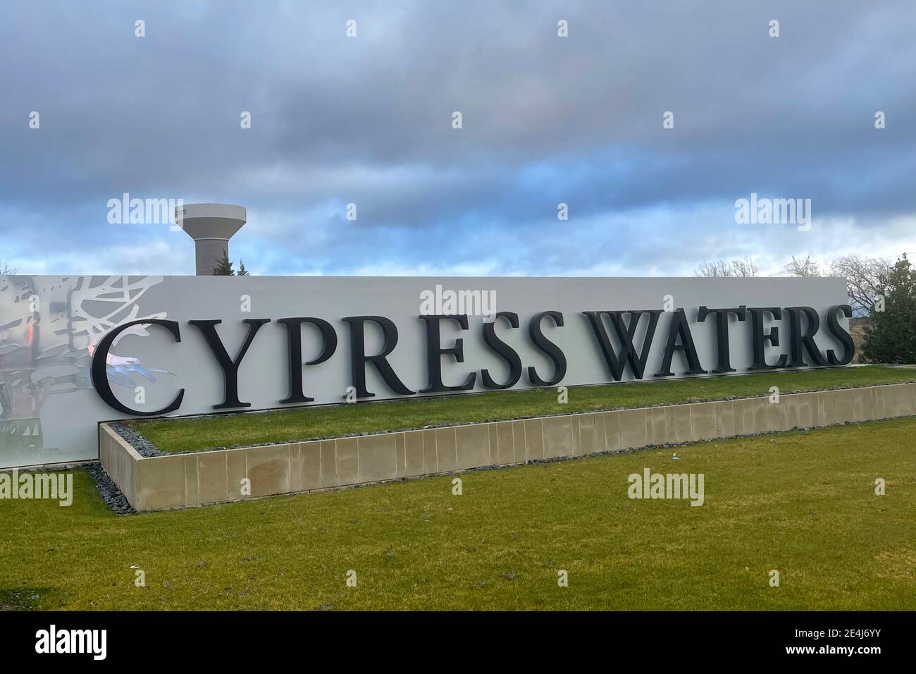 Ein Cypress Waters Mischgebrauchzeichen, Freitag, 1. Januar 2021, in Coppell, Tex, Stockfoto