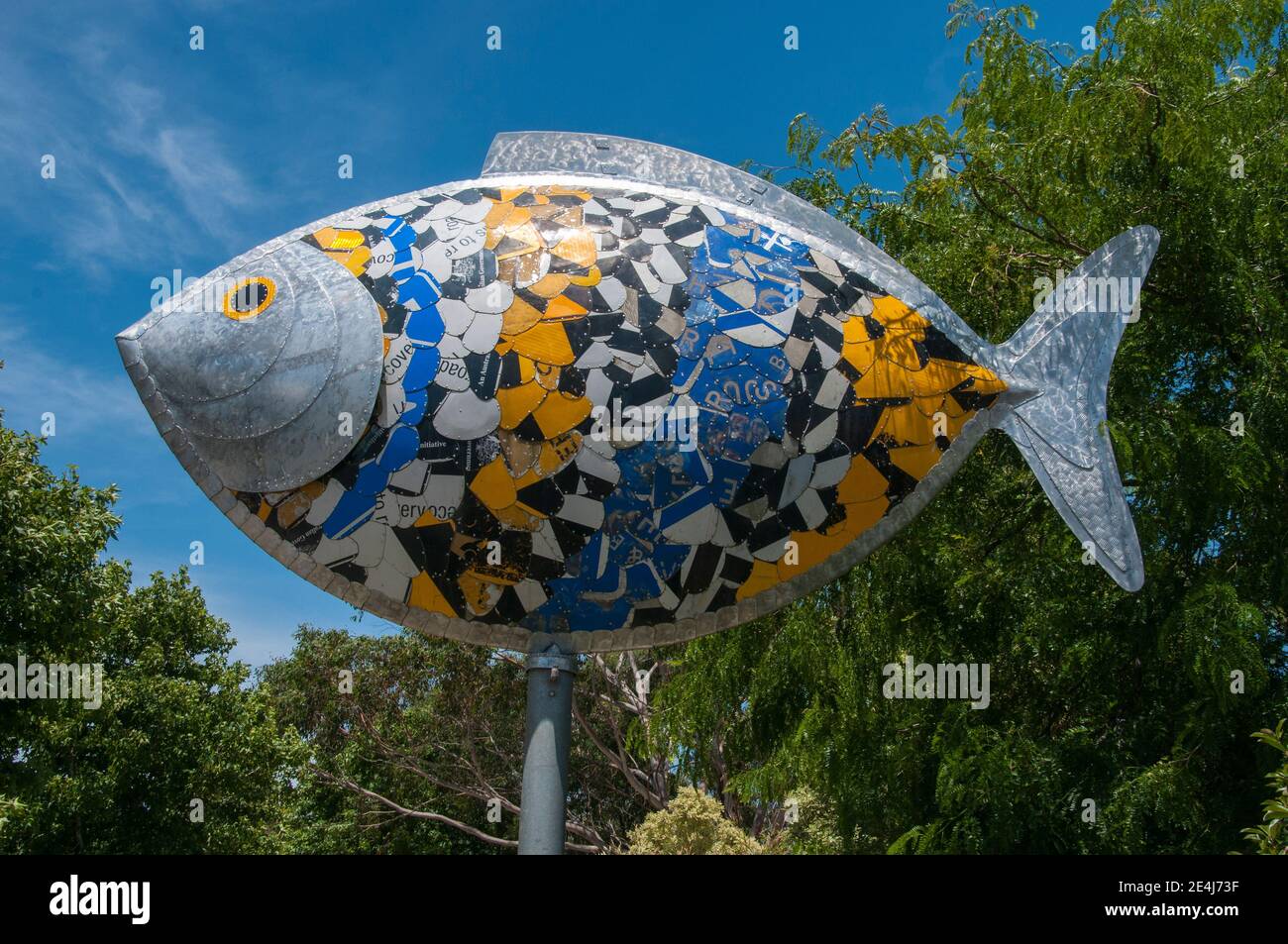 Big Fish Windvane, erstellt aus recycelten Straßenschildern und 2006 Commonwealth Games Skulpturen, in Fish Creek, Victoria, Australien Stockfoto