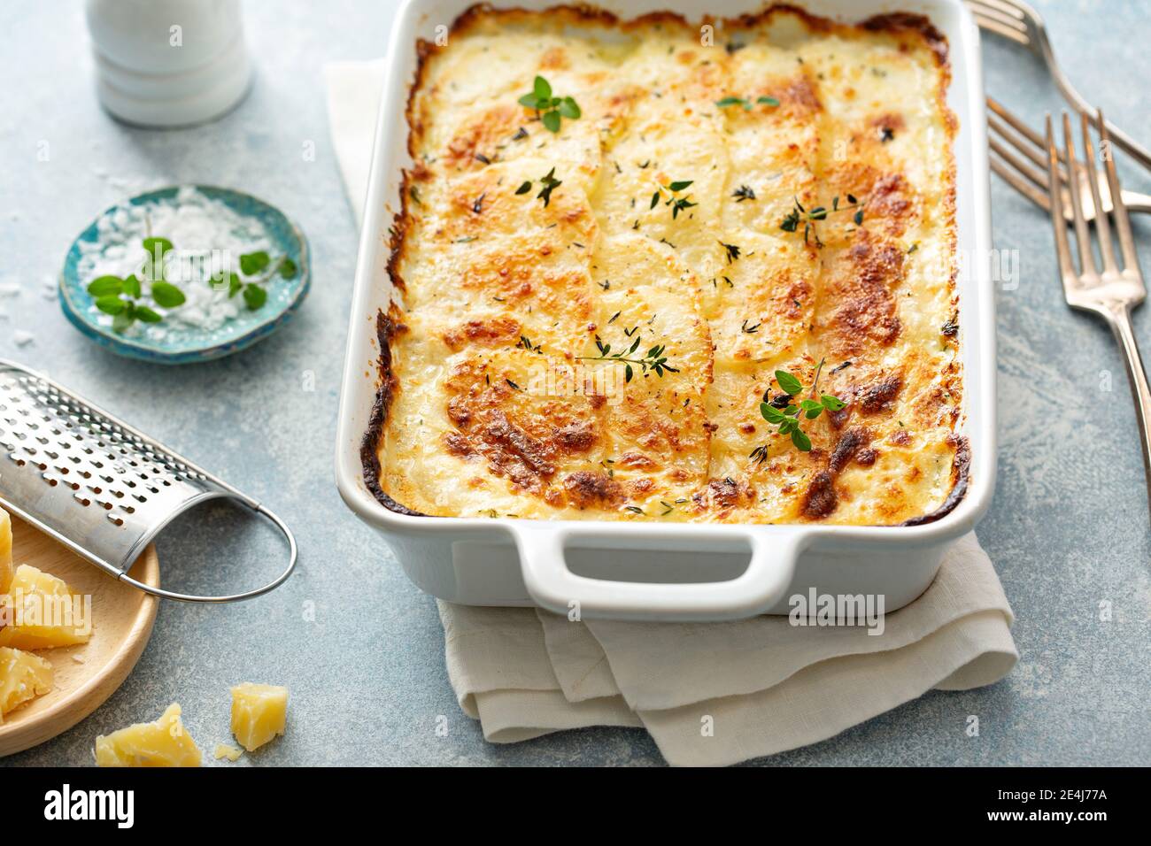 Kitschige Kartoffeln mit Jakobsmuffel Stockfoto