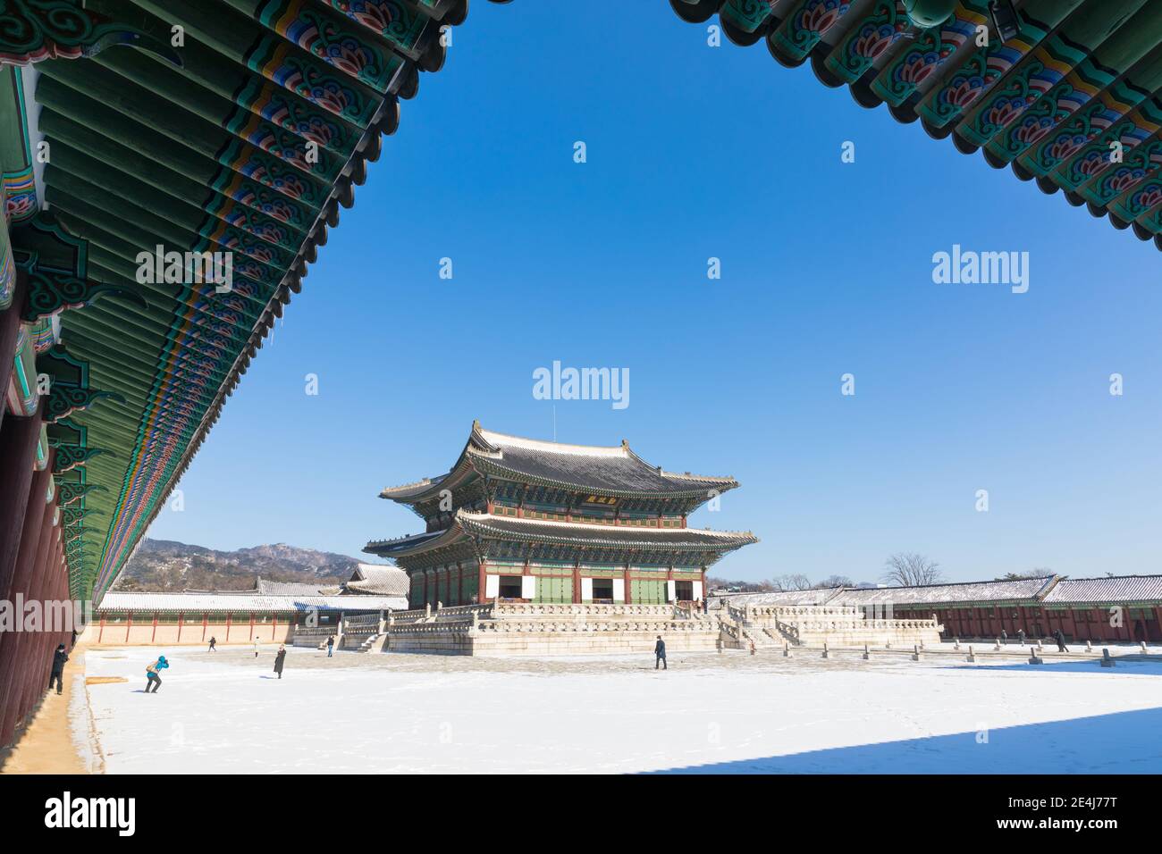 Koreanische Winter Morgen Landschaft, Touristen feiern, indem sie Fotos am Gyeongbokgung Palast, wenn es schneit. Stockfoto