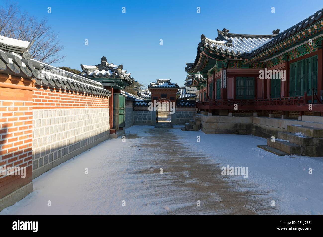 Koreanische Winter Morgen Landschaft, traditionelle Hanok Haus mit Schnee im Gyeongbokgung Palast bedeckt. Stockfoto