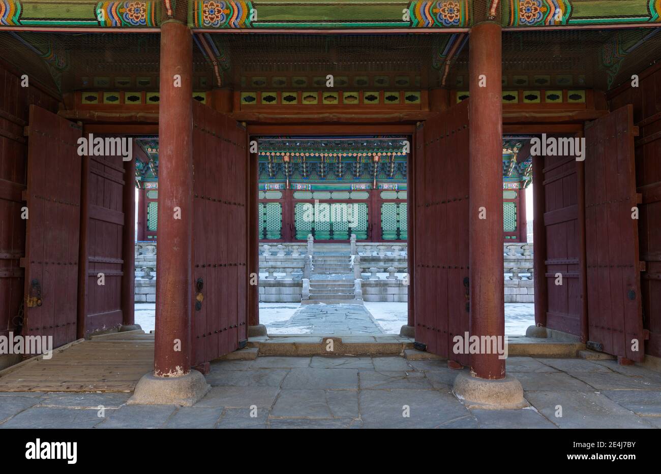 Koreanischer Winter, traditionelle Tür im Gyeongbokgung Palast. Stockfoto