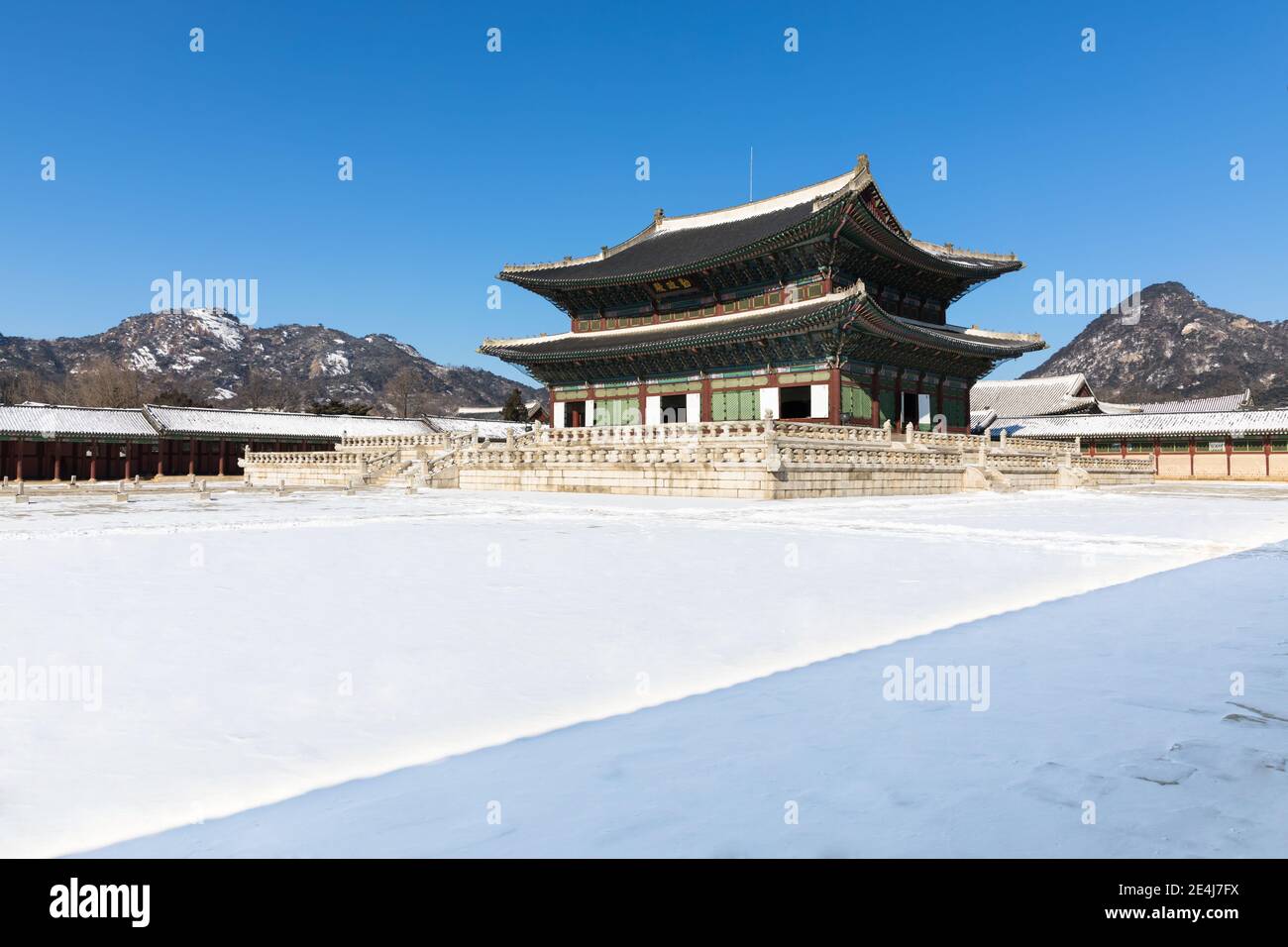 Koreanischer Winter, schneebedeckter traditioneller Gyeongbokgung Palast. Stockfoto