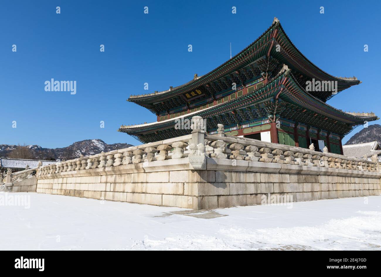 Koreanischer Winter, schneebedeckter traditioneller Gyeongbokgung Palast. Stockfoto