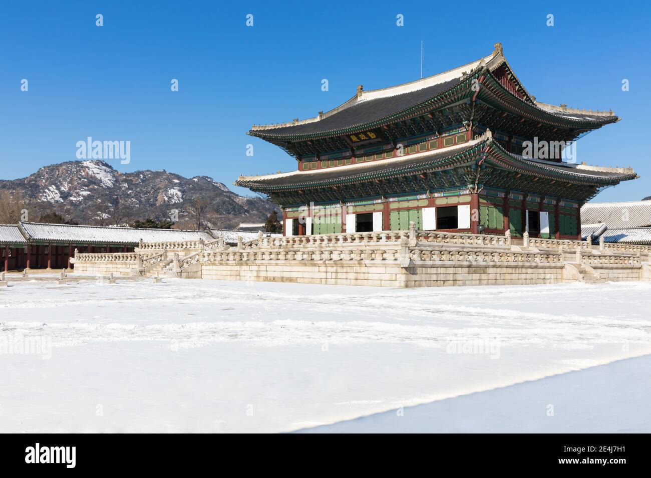 Koreanischer Winter, schneebedeckter traditioneller Gyeongbokgung Palast. Stockfoto