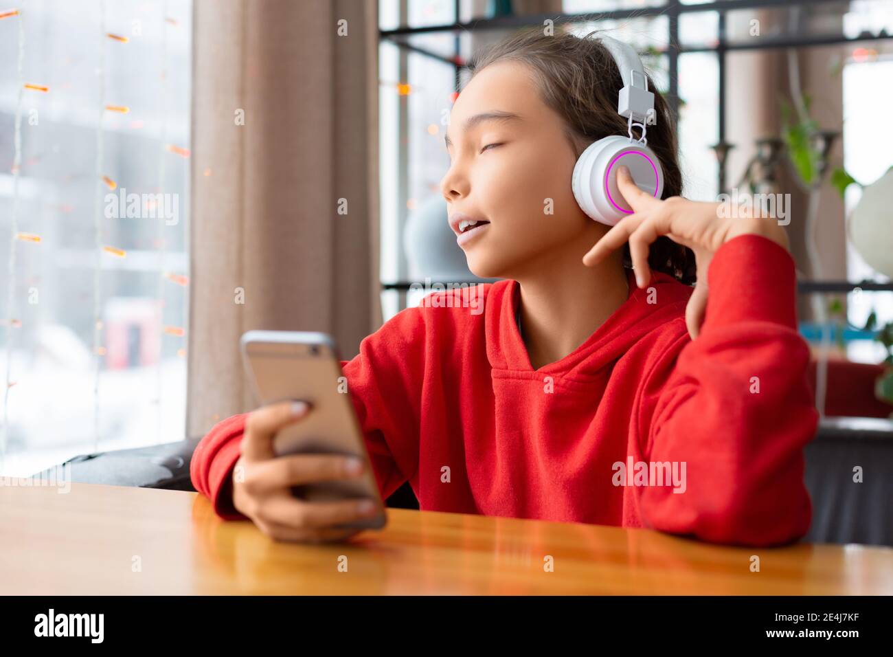 Handy Spielt Musik über Kopfhörer Und Lautsprecher