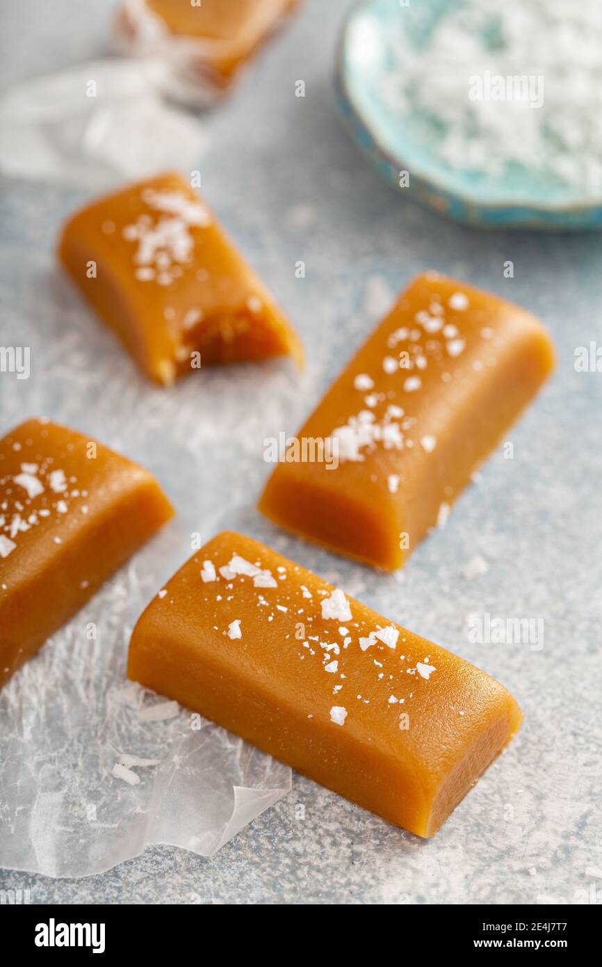 Hausgemachte salzige Karamellbonbons Stockfoto