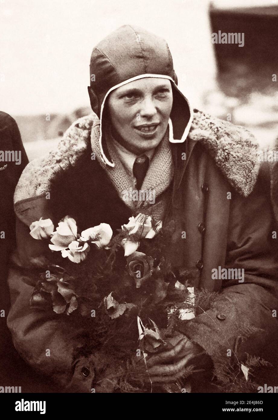 Amelia Earhart (1897-1937) in Southampton, England, nach dem erfolgreichen Abschluss ihres Transatlantikfluges 1928, ein Jahr nach Charles Lindberghs Solo-Transatlantikflug. Da der größte Teil des Fluges auf Instrumenten war und Earhart keine Ausbildung für diese Art des Fliegens hatte, hat sie das Flugzeug nicht pilotieren lassen. 1932, fünf Jahre nach Lindberghs historischem Flug, machte Earhart ihren eigenen Nonstop-Solo-transatlantischen Flug. Stockfoto