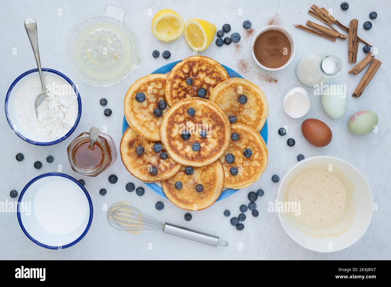 Amerikanische Pfannkuchen und Zutaten auf weißem Hintergrund Stockfoto