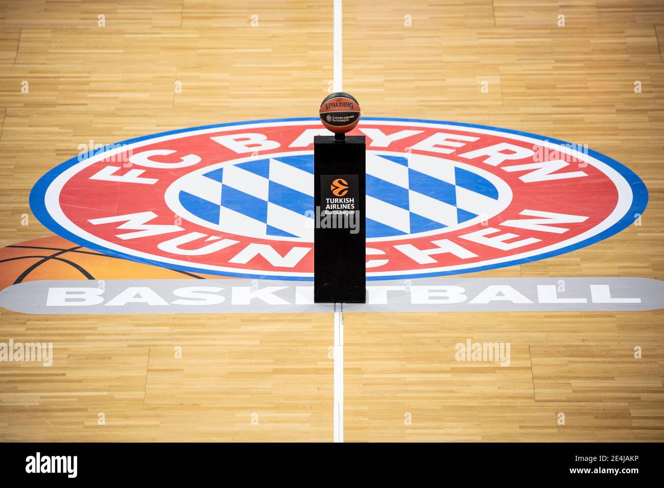 München, Deutschland. Januar 2021. Basketball: Euroleague, FC Bayern München - Real Madrid im Audi Dome. Der Spielball ist vor Spielbeginn auf einem Podium vor dem FC Bayern München Basketball Logo zu sehen. Quelle: Matthias Balk/dpa/Alamy Live News Stockfoto