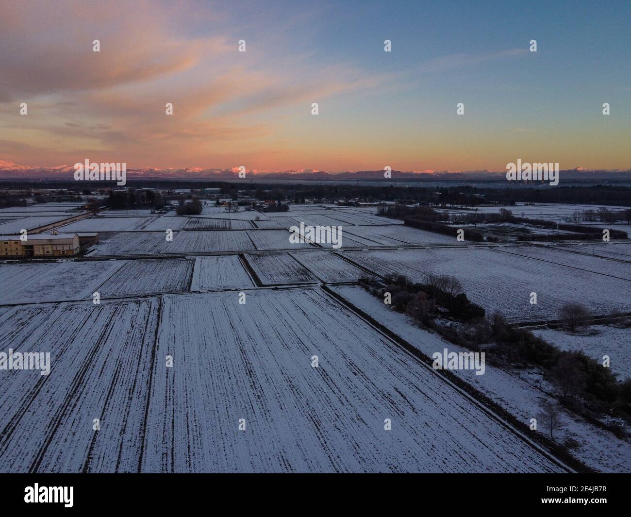 Sonnenaufgang auf dem Monte Rosa und den Alpen aus der Novara-Ebene nach einem Schneefall. Stockfoto